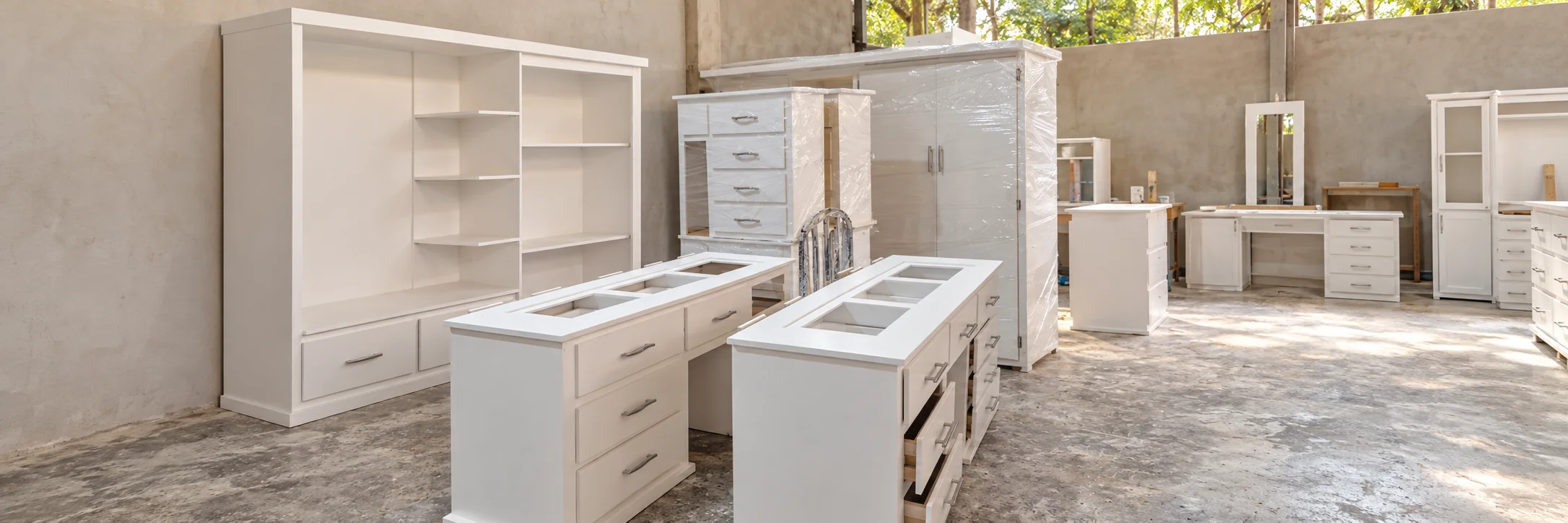 Muebles blancos terminados en el taller